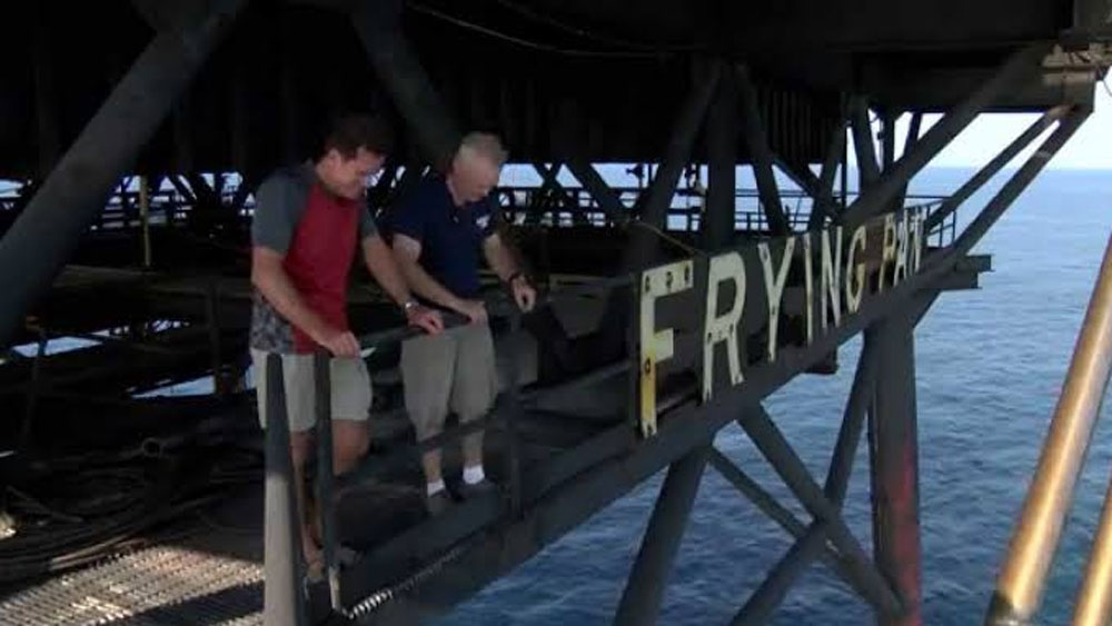 নাম ফ্রাইং প্যান হোটেল। ফ্রাইং প্যান-কারণ এই সমুদ্রের এই অংশে গভীরতা কম। ফ্রাইং প্যানের যেমন চ্যাপ্টা হয়, তার গভীরতা কম হয়, এই অংশটাও অনেকটা সেই রকম। তাই এর নাম ফ্রাইং প্যান হোটেল।