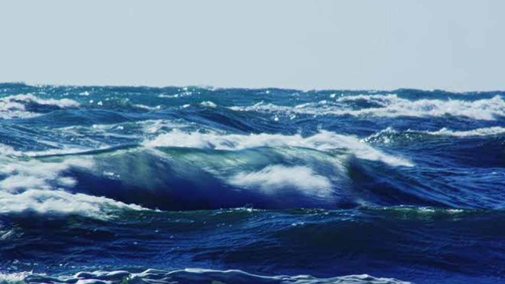 অতলান্তিকের বিশালাকার ঢেউ আর সামুদ্রিক ঝোড়ো হাওয়া যাতে পর্যটকদের কোনও ক্ষতি না করতে পারে, তার জন্য হোটেলের কাঠামোকে বেশ শক্তপোক্ত বানিয়েছিলেন তিনি।