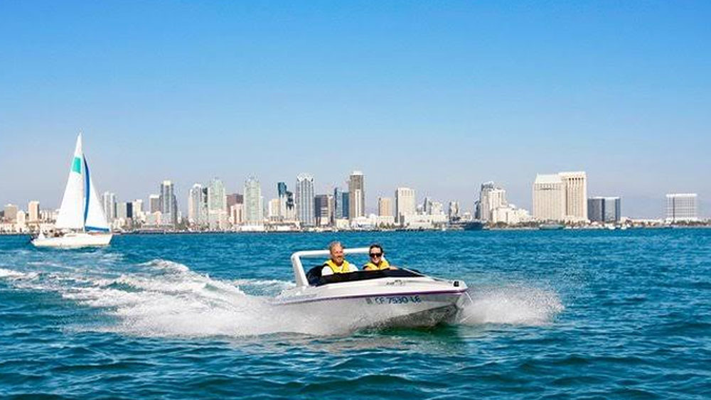 এই হোটেলে পর্যটক নিজস্ব বোটে আসতে পারেন, বা হোটেল কর্তৃপক্ষ নিকটবর্তী আইল্যান্ড থেকে তাঁকে নিজস্ব স্পিড বোটে নিয়ে আসতে পারেন। কিংবা কেউ চাইলে হোলেট কর্তৃপক্ষের হেলিকপ্টারেও উড়ে আসতে পারেন। তবে তাতে খরচ আরও খানিকটা বেশি পড়বে।