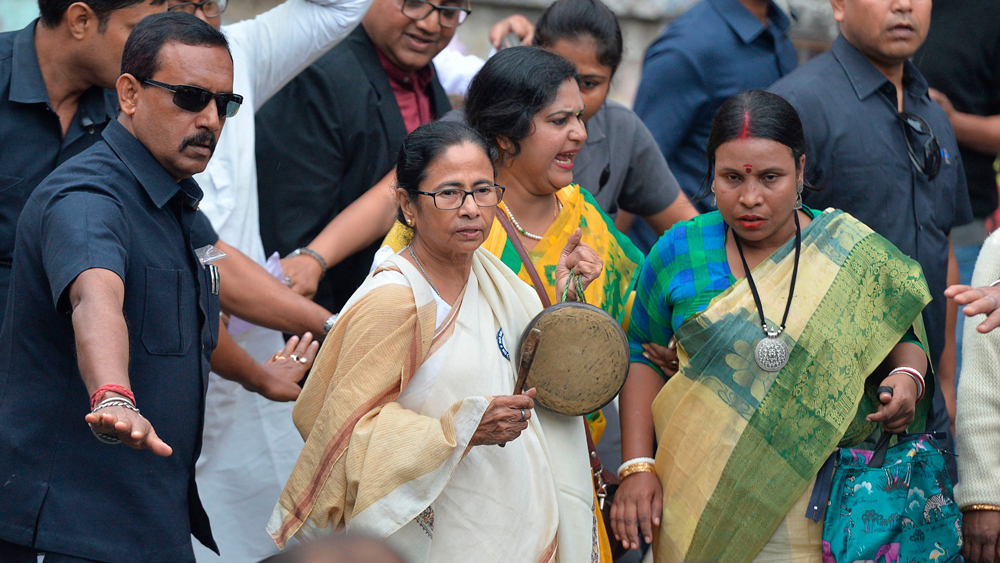 কাকদ্বীপে মমতা বন্দ্যোপাধ্যায়।—ছবি পিটিআই।