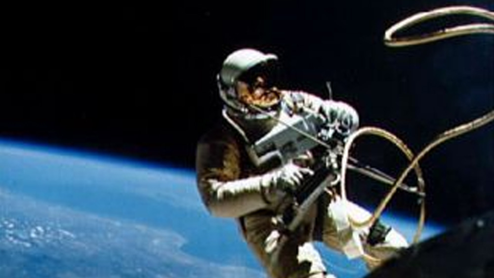 ৪০ কিলোমিটার বা ২৫ মাইল ব্যাসের উপবৃত্তাকার এই গহ্বরের অস্তিত্ব প্রথম ধরা পড়ে আমেরিকার মহাকাশ অভিযান ‘জেমিনি ফোর’-এ। ১৯৬৫ সালে এই অভিযানে চারদিন ধরে পৃথিবীর কক্ষপথে প্রদক্ষিণ করেছিলেন মহাকাশচারীরা।