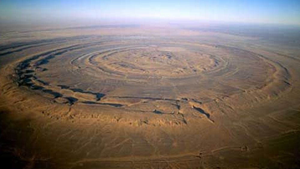 তাঁদের বলা হয়েছিল, উপর থেকে পৃথিবীপৃষ্ঠের ছবি পাঠাতে। তাঁদের পাঠানো ছবিতে ধরা পড়ে সহারা মরুর চোখ। ভূবিজ্ঞানীদের প্রাথমিক ধারণা হয়, এই মরুচোখ আসলে ‘ইমপ্যাক্ট ক্রেটার’।