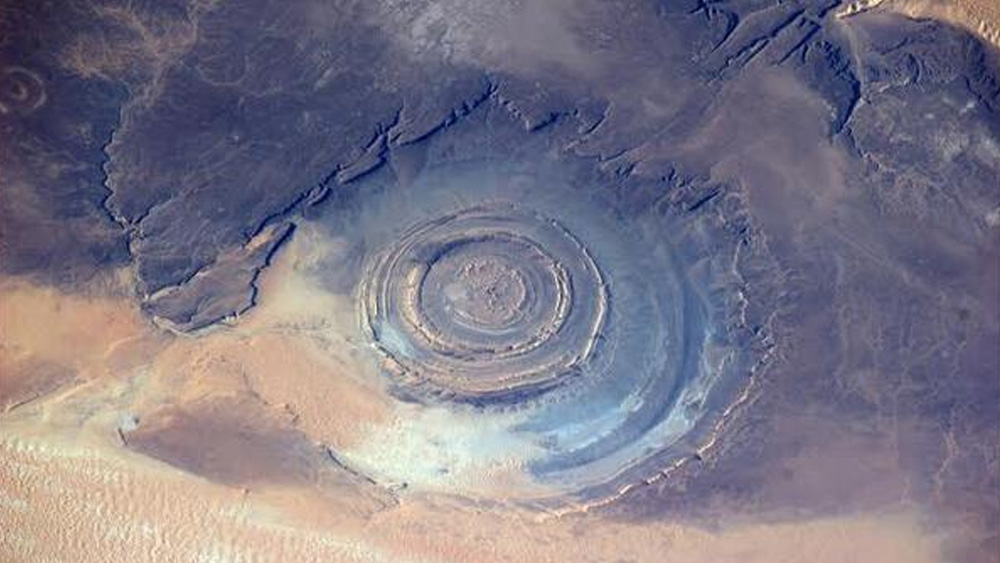 এই গহ্বরের যে মূল বেষ্টনী, তা হল পৃথিবীর প্রাচীনতম ভূভাগের ক্ষয়ে যাওয়া অংশের চিহ্ন। আধুনিক গবেষকদের ধারণা, সহারার চোখের সৃষ্টি প্রক্রিয়া শুরু হয়েছিল আজ থেকে ১০০০ কোটি বছরেরও আগে।