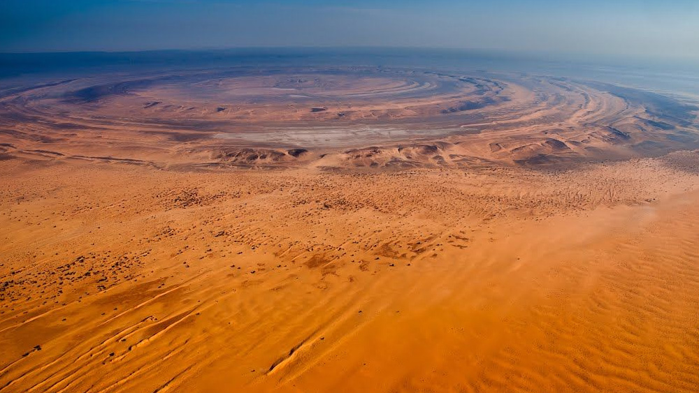 মহাকাশচারীদের কাছেও এই গহ্বর-চোখ সহারার আদিগন্ত বালির মধ্যে ‘চোখের আরাম’। একঘেয়েমি কাটানো ছাড়াও এটা তাদের কাছে গুরুত্বপূর্ণ ল্যান্ডমার্কও বটে। অনেকে একে প্লেটো বর্ণিত ‘আটলান্টিস’ নগরীর সঙ্গে জুড়তে চাইলেও গবেষণা গুরুত্ব দেয় গহ্বরের ভৌগোলিক ব্যাখ্যাকেই।