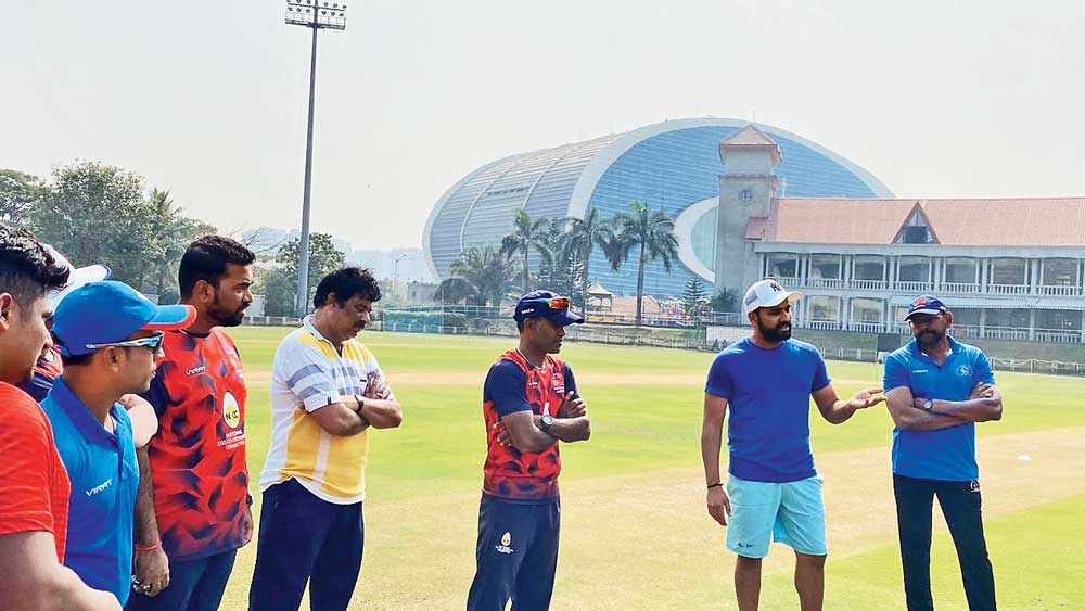 পরামর্শ: পরপর দুটো রঞ্জি ম্যাচ হেরে চাপে মুম্বই। ক্রিকেটারদের উদ্বুদ্ধ করছেন রোহিত শর্মা (ডান দিক থেকে দ্বিতীয়)। মঙ্গলবার মুম্বইয়ে। টুইটার