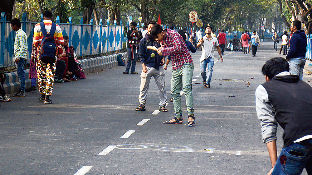 সমর্থনে: রাস্তাতেই চলছে ক্রিকেট। বুধবার, যাদবপুর বিশ্ববিদ্যালয়ের সামনে। ছবি: দেবস্মিতা ভট্টাচার্য