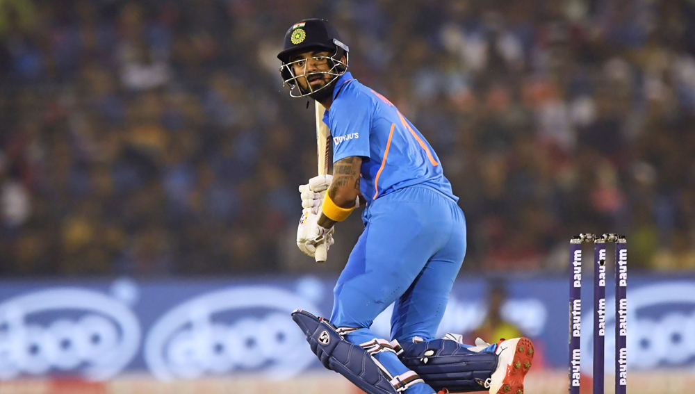 রোহিতের সঙ্গী ওপেনার হিসেবে লক্ষ্মণের পছন্দ লোকেশ রাহুল। দুর্দান্ত ফর্মে আছেন তিনি। ২৭ বছর বয়সি এই ফরম্যাটে ৩২ ইনিংসে ৪৩.৮১ গড়ে করেছেন ১১৮৩ রান। দুটো সেঞ্চুরিও করেছেন রাহুল। স্ট্রাইক রেট দেড়শোর কাছাকাছি। তাঁর ব্যাটিং মুগ্ধ করছে বিপক্ষ শিবিরকেও। দলের দ্বিতীয় উইকেটকিপারও তিনি।