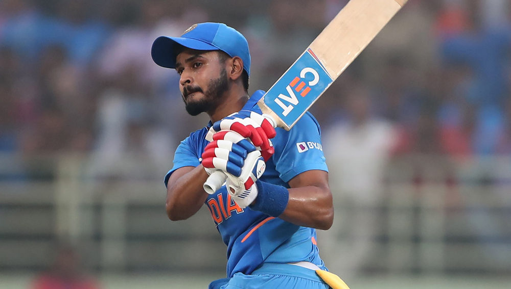 শ্রেয়স আইয়ার চার নম্বরে নিজের দাবি পাকা করে ফেলেছেন। গত কয়েক বছর ধরে ভারতীয় দল চার নম্বর ব্যাটসম্যান ঠিক করতে না পারায় ভুগেছে। ইংল্যান্ডে হওয়া বিশ্বকাপেও এই কারণে সমস্যায় পড়েছিল দল। শ্রেয়স কিন্তু ভরসা দিচ্ছেন চারে নেমে। ২৫ বছর বয়সি এখনও পর্যন্ত টি-টোয়েন্টিতে ১৪ ইনিংসে করেছেন ২৬০ রান।