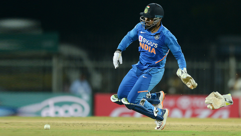 ঋষভ পন্থকে লক্ষ্মণ রেখেছেন পাঁচে। এর আগে ভারতীয় দল তাঁকে চার নম্বরে ক্রমাগত খেলালেও হালফিল দিল্লির উইকেটকিপার-ব্যাটসম্যানকে পাঁচেই নামানো হচ্ছে। উইকেট ছুড়ে দেওয়ার প্রবণতা ২২ বছর বয়সি কিছুটা কাটিয়ে উঠেছেন বলেও মনে করা হচ্ছে। এই ফরম্যাটে ২৫ ইনিংসে তিনি করেছেন ৪১০ রান। সঞ্জু স্যামসন জায়গা পাননি লক্ষ্মণের স্কোয়াডে।