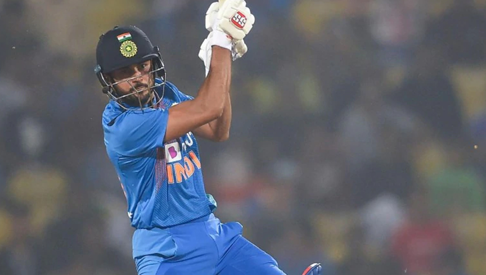 মিডল অর্ডার ব্যাটসম্যান হিসেবে থাকছেন মণীশ পাণ্ডে। প্রয়োজনে তাঁকে পাঁচ বা ছয় নম্বরে নামানো যায়। অস্ট্রেলিয়ার মাটিতে এর আগে ভাল ইনিংস রয়েছে তাঁর। যা তাঁর আত্মবিশ্বাস বাড়াতে কাজে আসবে। ৩০ বছর বয়সি এখনও পর্যন্ত ২৭ ইনিংসে ৩৯.১৩ গড়ে করেছেন ৫৮৭ রান।