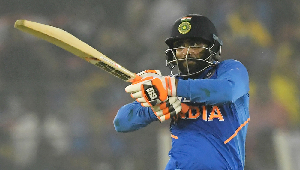 রবীন্দ্র জাডেজা হলেন সত্যিকারের থ্রি-ডি প্লেয়ার। শুধু বাঁ-হাতি স্পিনার হিসেবেও দলে আসতে পারেন ৩১ বছর বয়সি। এই ফরম্যাটে নিয়েছেন ৩৫ উইকেট। ইকনমি রেট ৭.১৮। আবার ব্যাট হাতে স্ট্রাইক রেটও খুবই ভাল। সঙ্গে রয়েছে দুরন্ত ফিল্ডিং। তাঁকে প্রথম এগারোর বাইরে রাখা কঠিন হবে।