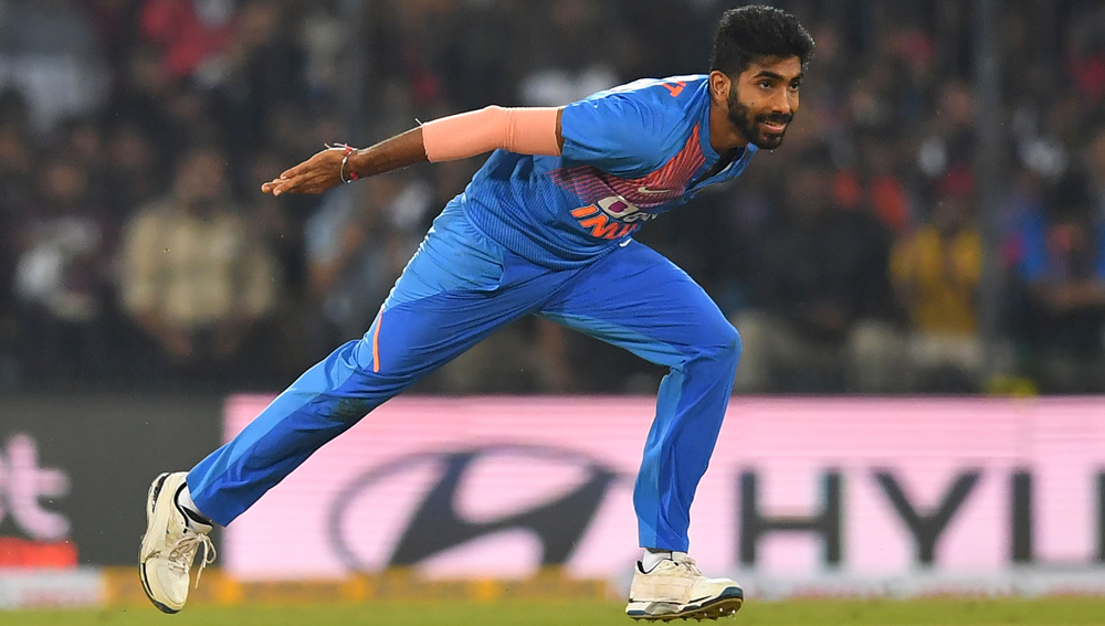 জশপ্রীত বুমরা দলের পয়লা নম্বর স্ট্রাইক বোলার। শুরুতে নতুন বলে দুই ওভারের পর সম্ভবত ডেথ ওভারেই আনা হবে তাঁকে। চোটের জন্য গত বছরের শেষের দিকে খেলতে পারেননি। বছরের শুরুতে শ্রীলঙ্কার বিরুদ্ধে এই সিরিজেই প্রত্যাবর্তন ঘটল তাঁর। লক্ষ্মণও বলছেন কোহালির তুরুপের তাস হতে পারেন তিনি।