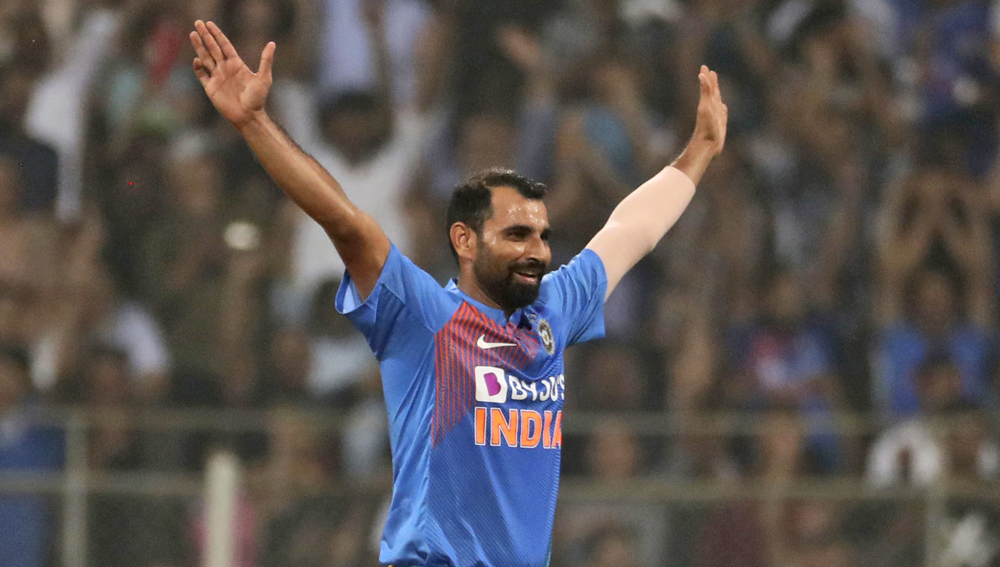 মহম্মদ শামি খুব বেশি টি-টোয়েন্টি খেলেননি। তবে মাত্র আট ম্যাচেই নিয়েছেন ১০ উইকেট। স্ট্রাইক রেট ১৬.৬। ইকনমি রেট যদিও বেশি, প্রায় দশ। তবু উইকেট নেওয়ার ক্ষমতার জন্যই লক্ষ্মণ স্কোয়াডে রেখেছেন তাঁকে। আর শামি এখন বিধ্বংসী মেজাজেও রয়েছেন।