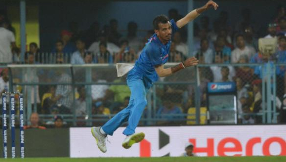 লেগস্পিনার যুজবেন্দ্র চহাল ৩৬ টি-টোয়েন্টিতে নিয়েছেন ৫২ উইকেট। তাঁর ইকনমি রেট ৮.১০, স্ট্রাইক রেট ১৬.২। ২৫ রানে ছয় উইকেট তাঁর সেরা বোলিং। লক্ষ্মণের দলে জায়গা হয়নি অফস্পিনার ওয়াশিংটন সুন্দর ও বাঁ-হাতি স্পিনার ক্রুণাল পাণ্ড্যর। এঁরা দু’জনেই অলরাউন্ডার। আর সুন্দর এখন নিয়মিত খেলছেনও। ‘কুল-চা’ জুটির উভয়েই কিন্তু ব্যাটিং একদমই পারেন না।