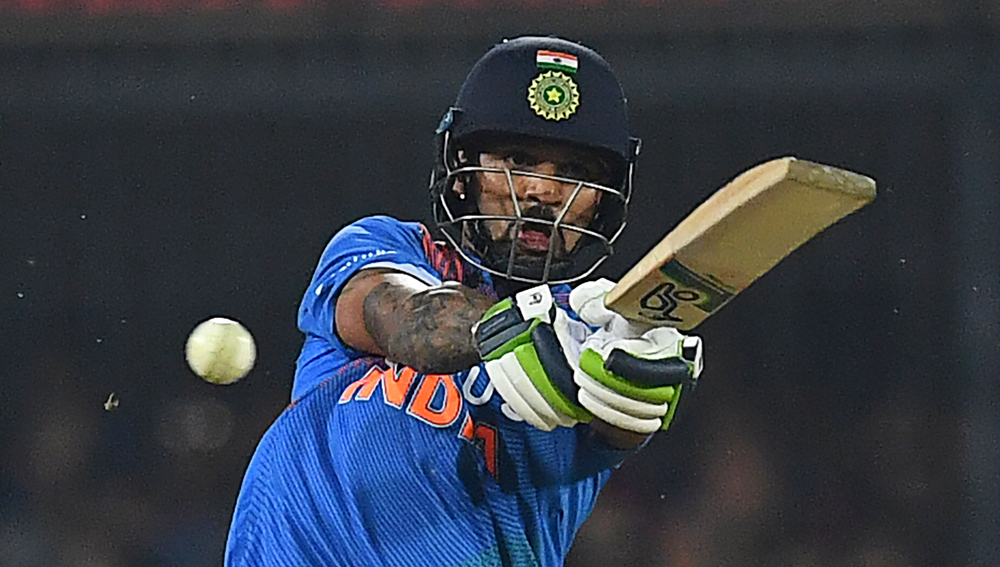 লক্ষ্মণের দলে ঠাঁই হয়নি বাঁ-হাতি ওপেনার শিখর ধওয়নেরও। চোটের জন্য কিছুদিন বাইরে ছিলেন তিনি। সেই সুযোগে ওপেনার হিসেবে লোকেশ রাহুল নিজেকে প্রমাণ করেছেন। আর চোট সারিয়ে ফিরে মঙ্গলবার শ্রীলঙ্কার বিরুদ্ধে টি-টোয়েন্টিতে তেমন স্বচ্ছন্দেও দেখায়নি শিখরকে। যদিও আইসিসি প্রতিযোগিতায় তাঁর রেকর্ড বেশ ভাল।