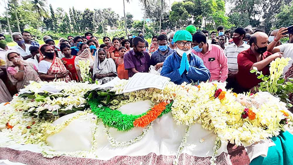 শেষ শ্রদ্ধা নির্মলচন্দ্রকে। নিজস্ব চিত্র