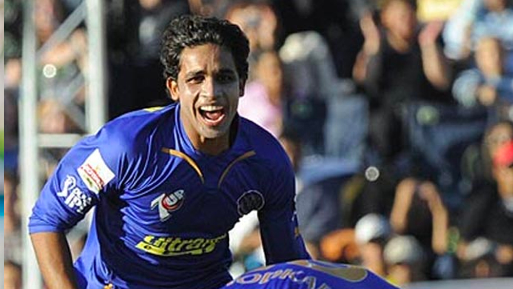 দেশের ক্রিকেট-মানচিত্রে অখ্য়াত মউ জেলার অবস্থান উত্তরপ্রদেশের রাজধানী লখনউ থেকে ৩২১ কিমি দূরে। সেখানেই নাড়ওয়া সরাই গ্রামের ছেলে কামরান। তাঁর বাবা ছিলেন কাঠুরে। কখনও কখনও ট্যাক্সিও চালাতেন। মা বিড়ি বাঁধতেন। ব্য়াকরণ রপ্ত না করেই শুরু করেছিলেন ক্রিকেট খেলা।