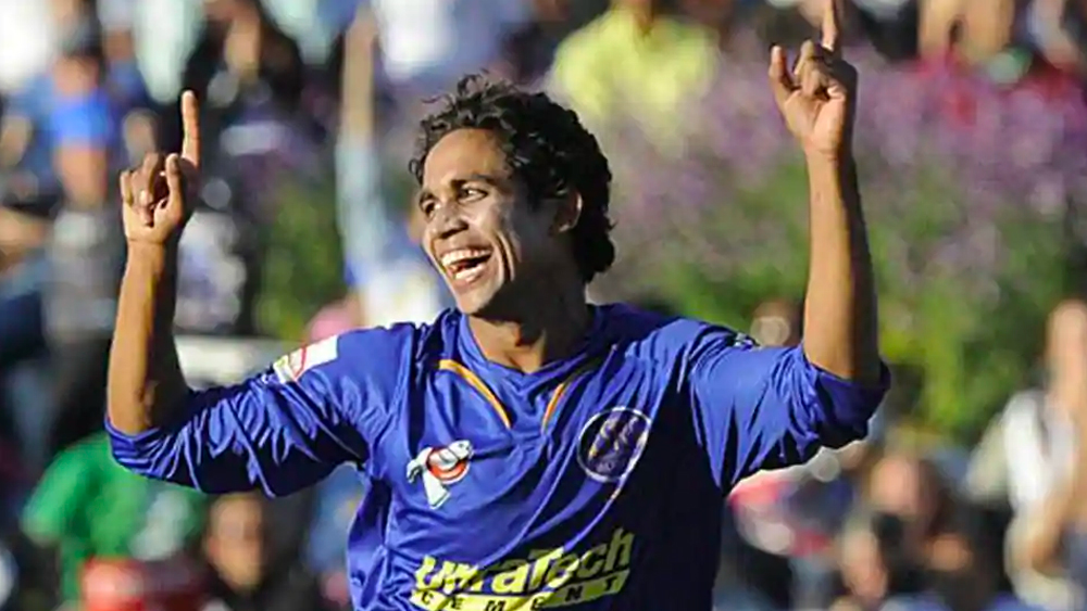 ছোটখাটো এক টি-২০ প্রতিযোগিতায় তাঁকে দেখেছিলেন ড্যারেন বেরি। তিনি সে সময় ছিলেন রাজস্থান রয়্যালসের মূল প্রশিক্ষক। দ্রোণাচার্যের চোখ ভুল করেনি একলব্যের প্রতিভাকে চিনতে। কামরান ডাক পেয়েছিলেন ট্রায়ালে যোগ দেওয়ার।