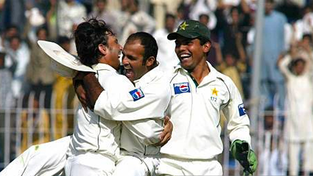 একটি মাত্র পরিচ্ছন্ন সাদা পোশাক ছিল সম্বল। সেটা পরে ট্রায়ালের পথে রওনা। পথে প্ল্যাটফর্ম টিকিট কিনে রাত কাটিয়েছিলেন বিভিন্ন স্টেশনে। ট্রায়ালে তাঁকে দেখে মুগ্ধ হয়েছিলেন রাজস্থান রয়্য়ালসের তৎকালীন অধিনায়ক শেন ওয়ার্ন।