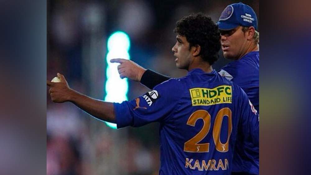 ছোটখাটো চেহারার কামরানকে ঘণ্টায় ১৪০ কিমি বেগে বল করতে দেখে মুগ্ধ হয়েছিলেন ওয়ার্ন। সে বছর রাজস্থান রয়্য়ালসে যোগ দেন কামরান। সেটা ছিল ২০০৯। আইপিএল-এর দ্বিতীয় মরসুম।