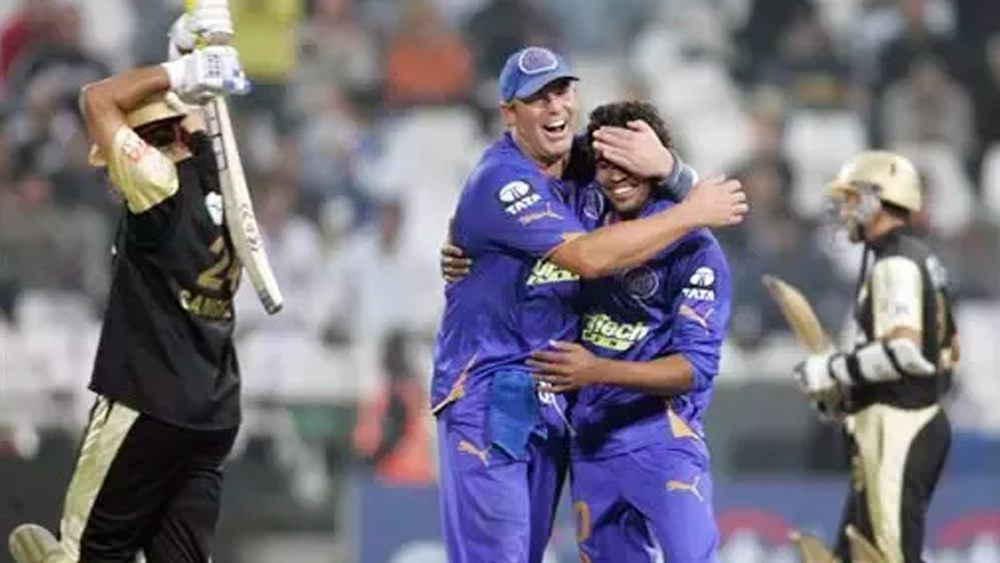 রাজস্থান রয়্য়ালসের সঙ্গে আইপিএল-এর দু’টি মরসুমে খেলেছেন কামরান। ২০০৯-এ আইপিএল-এ অভিষেকের পাশাপাশি অন্য এক দিক থেকেও কামরানের জীবন ঘটনাবহুল। আইপিএল-এই তাঁর বোলিং অ্য়াকশন নিয়ে প্রশ্ন উঠেছিল।