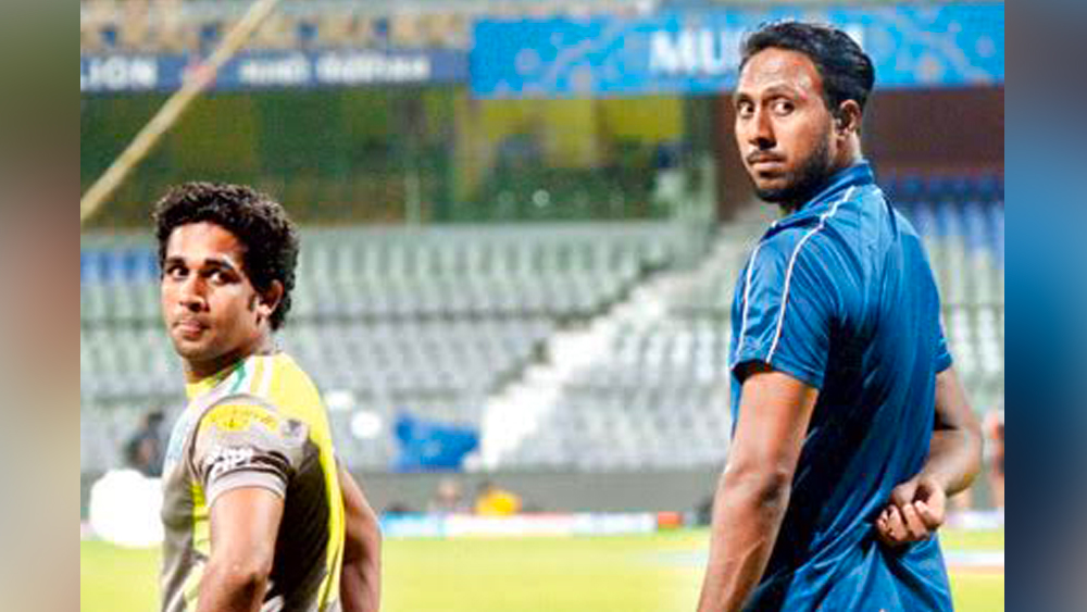 ২০১১-য় কামরান যোগ দেন পুণে ওয়ারিয়র্স-এ। সেটি তাঁর কেরিয়ারের সবথেকে বড় ভুল সিদ্ধান্ত বল মনে করেন কামরান। পুণের হয়ে সেই মরসুমে একটি মাত্র ম্যাচে খেলার সুযোগ পেয়েছিলেন তিনি।