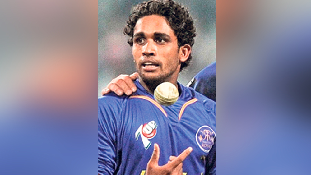 প্রথম শ্রেণির ক্রিকেট না খেলেই আইপিএল-এ অভিষেক হয়েছিল কামরানের। ২০১১-র পরে তিনি আর ডাক পাননি আইপিএল-এ। তার দু’ বছর পরে শ্রীলঙ্কার কোল্টস ক্রিকেট ক্লাবের হয়ে তিনি প্রথম শ্রেণির ক্রিকেটের দুনিয়ায় পা রাখেন।