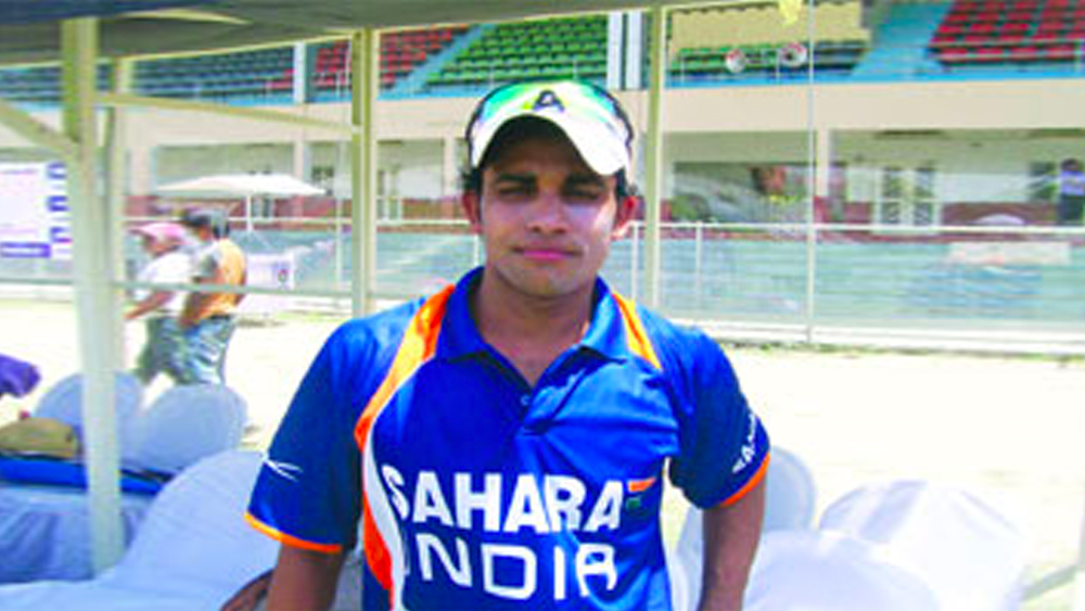 তাই মুম্বই থেকে আপাতত নিজের গ্রামে ফিরে গিয়েছেন কামরান। সেখানেই চলছে অনুশীলন। আবার ক্রিকেটে ফিরতে বদ্ধ পরিকর এই বাঁ-হাতি মিডিয়াম পেসার।