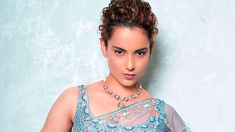 জবাবে কঙ্গনা টুইটে লেখেন, “ইন্ডাস্ট্রিকে আপনি কোন থালা সাজিয়ে দিয়েছেন জয়াজি? একটা থালা পেয়েছিলাম যেখানে দু’মিনিটের আইটেম নম্বর এবং একটা রোম্যান্টিক দৃশ্যে অভিনয় করার বদলে নায়কের সঙ্গে বিছানায় যাওয়ার প্রস্তাব সাজানো ছিল। এই ইন্ডাস্ট্রিকে নারীবাদ আমি শিখিয়েছি। নারীবাদী,দেশপ্রেমের ছবি দিয়ে ইন্ডাস্ট্রির থালা সাজিয়েছি। এই থালা আমার নিজের জয়াজি, আপনার নয়।”