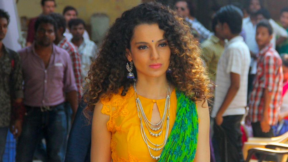 ‘তনু ওয়েডস মনু’-র সাফল্য়ের অন্য়তম উপাদান কঙ্গনা ও স্বরা ভাস্করের অনস্ক্রিন বন্ধুত্ব। বাস্তবে ছবিটা সম্পূর্ণ অন্যরকম। দুই অভিনেত্রীর ভার্চুয়াল ক্যাট ফাইট এখন শিরোনামে। কিছুদিন আগেই আমির খানের একটি সাক্ষাৎকার টুইট করেন কঙ্গনা। সাক্ষাৎকার প্রসঙ্গে কঙ্গনার দাবি ছিল,‘পিকে’ অভিনেতার স্ত্রী হিন্দু হওয়া সত্ত্বেও তাঁর সন্তানদের ইসলাম ধর্ম অনুসরণ করার শিক্ষা দিয়েছেন। শেষ পর্যন্ত দেখা যায় সাক্ষাৎকারটি ফেক।