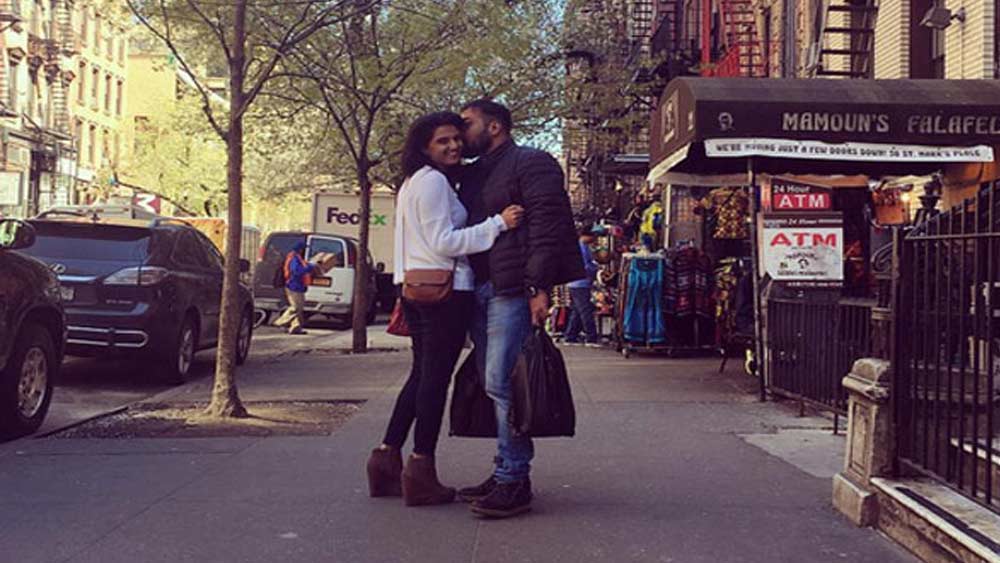 শুভ্রাকে গালে চুম্বন করতেও দেখা গিয়েছে অনুরাগকে। ছবিটি কোনও বন্ধু সোশ্যাল মিডিয়ায় পোস্ট করায় তা ভাইরাল হয়ে পড়ে।