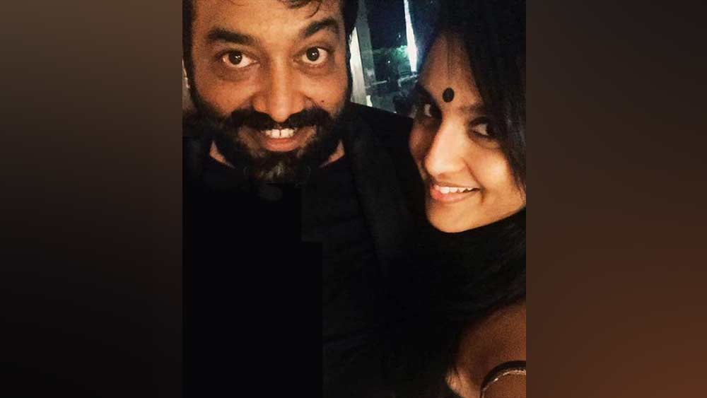 অনুরাগ কাশ্যপের ইনস্টাগ্রাম থেকেও কিন্তু শুভ্রার ছবি পোস্ট করা হয়েছিল। সেখানে একেবারে অন্যরকম লাগছিল মুম্বইয়ের সেন্ট জেভিয়ার্স কলেজের মাস কমে স্নাতকোত্তর পাশ করা তরুণীকে।