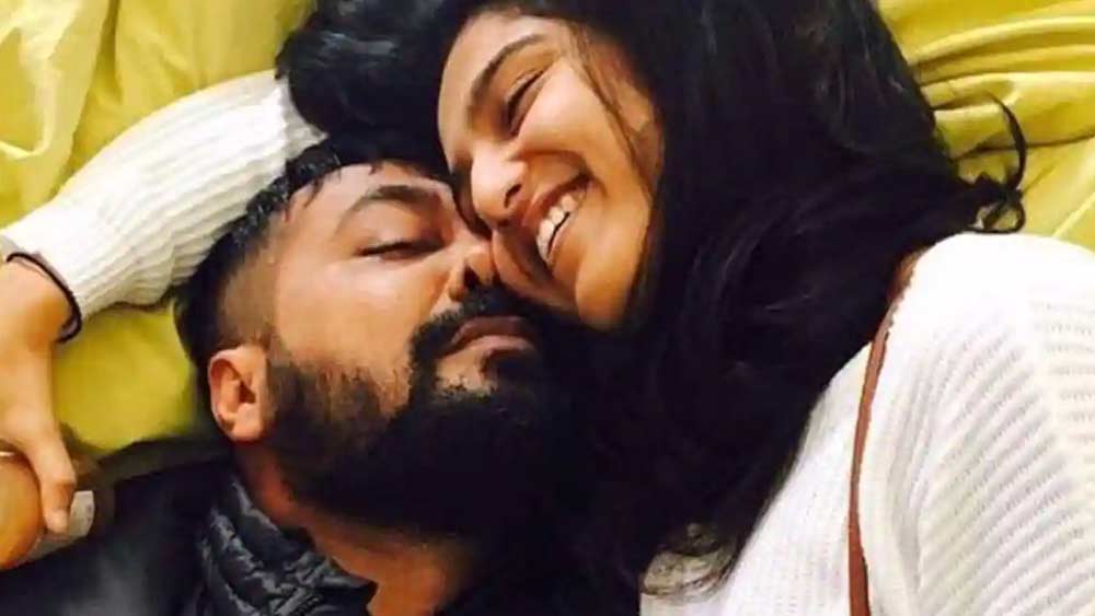 'মাই লিটল লাভবার্ডস' বলে শুভ্রার এক বন্ধুও তাঁদের দুজনের ছবি পোস্ট করেছিলেন। মাসাবা গুপ্তা এবং মধু মান্টেনার একটি পার্টিতেও তাঁদের এক সঙ্গে দেখা গিয়েছিল।