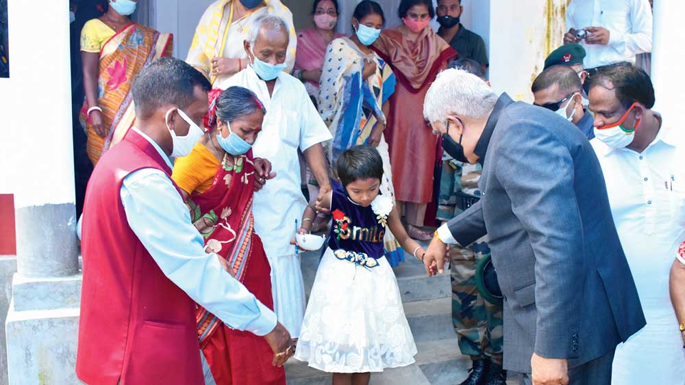 Governor in martyred jawan's house