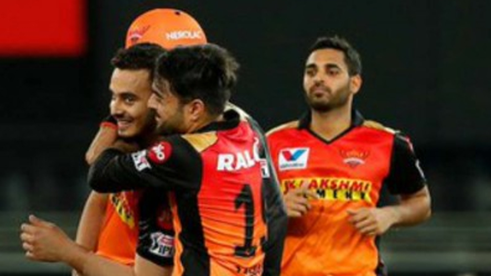 কে এই আবদুল সামাদ? এবারের আইপিএলে দিল্লির বিরুদ্ধে অভিষেক ঘটে সামাদের। পারভেজ রাসুলের পর দ্বিতীয় কাশ্মীরি ক্রিকেটার হিসেবে আইপিএলে জায়গা করে নিয়েছেন তিনি। প্রথম শ্রেণির ক্রিকেটে তাঁর অভিষেক ঘটে গত বছরের ডিসেম্বরে উত্তরাখণ্ডের বিরুদ্ধে।