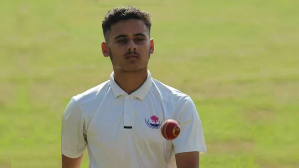 ব্যাটে যেমন রান রয়েছে, দলের প্রয়োজনে তাঁর লেগ ব্রেকও ভরসা জুগিয়ে এসেছে। প্রথম শ্রেণির ক্রিকেটে নিয়েছেন চারটি উইকেট।