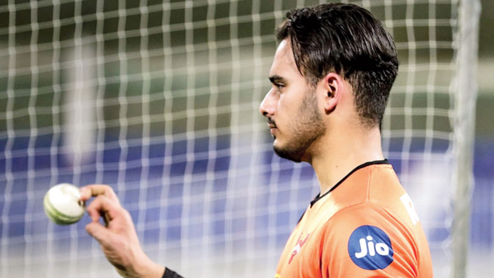 ২০ লক্ষ টাকায় তাঁকে আইপিএলে কিনে নেয় হায়দরাবাদ। তাঁকে নেওয়ার সিদ্ধান্ত যে ভুল ছিল ন্‌ তা প্রথম চার ম্যাচেই বুঝিয়ে দেন তিনি।