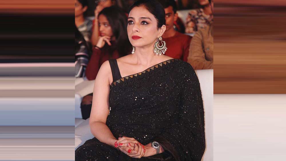 তিনি তাবাসসুম ফতিমা হাসমি ওরফে তব্বু। ইন্ডাস্ট্রিতে প্রথম পা রেখেছিলেন শিশু শিল্পী হিসেবে। ছবির নাম ‘হাম নওজওয়ান’।