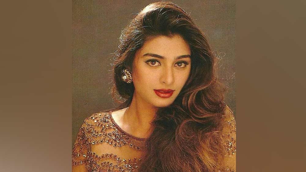 প্রথমে তিনি বিমান সেবিকা হতে চেয়েছিলেন। ভাল উচ্চতার জন্য সুযোগও পেয়েছিলেন।