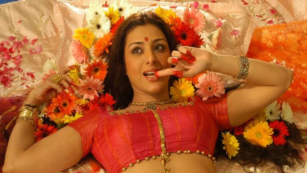 ‘চাঁদনি বার’, ‘অস্তিত্ব’, ‘মাচিস’-এর মতো ছবিই শুধু নয়। একই সঙ্গে তাঁর ঝুলিতে রয়েছে ‘হেরাফেরি’, ‘বিবি নম্বর ওয়ান’-এর মতো কমেডি ছবিও। 