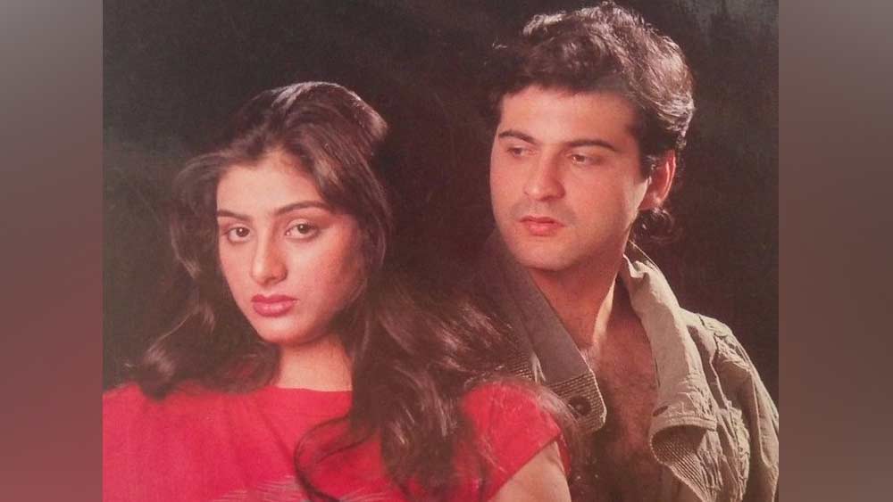 শুটিংয়ের সেটে তাঁরা একান্তে অনেকটা সময় কাটাতেন। দু’জনকে দেখা যেত নানা জায়গায়। তবে এক প্রযোজকের সঙ্গে নাকি তিনি সম্পর্কে জড়িয়ে পড়ায় সে প্রেম ভেঙে যায়।