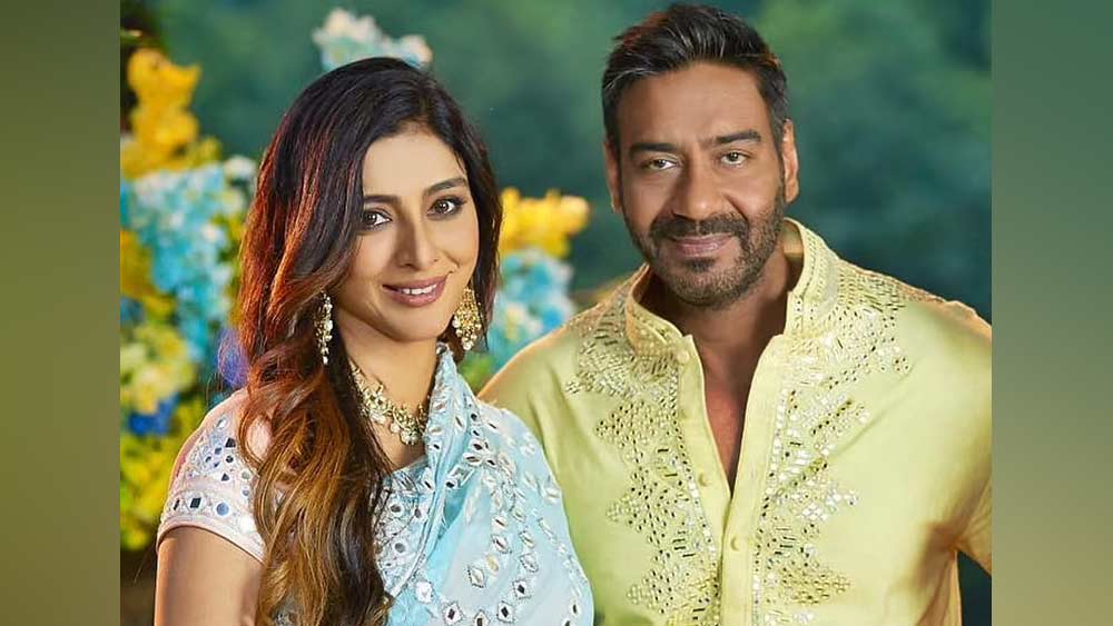 আসলে সমীর এবং অজয় নাকি সব সময় নজরদারি করতেন। তিনি কোথায় যাচ্ছেন, কার সঙ্গে কথা বলছেন সব খোঁজ রাখতেন দু’জন। এমনকী কোনও ছেলে যদি তাঁর সঙ্গে শুধুমাত্র কথা বলতেন, তা হলেই তাঁরা তাঁকে পেটানোর হুমকি দিতেন। তব্বু মজা করে বলেছিলেন, ‘‘অজয় যা করেছে তার জন্য নিশ্চয়ই এখন অনুতাপ করে।’’