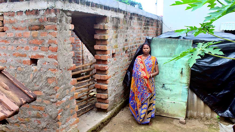 বাড়ি অসম্পূর্ণ। তাই ত্রিপলের নীচে বাস। ছবি: সঙ্গীত নাগ