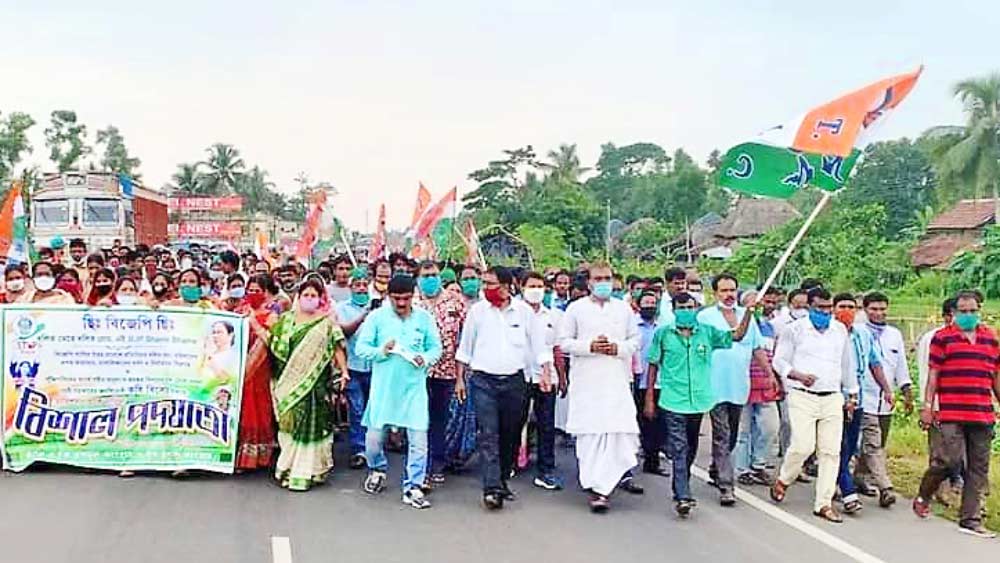  মারিশদায় তৃণমূলের মিছিলে ব্যানারে নেই শুভেন্দুর ছবি। নিজস্ব চিত্র