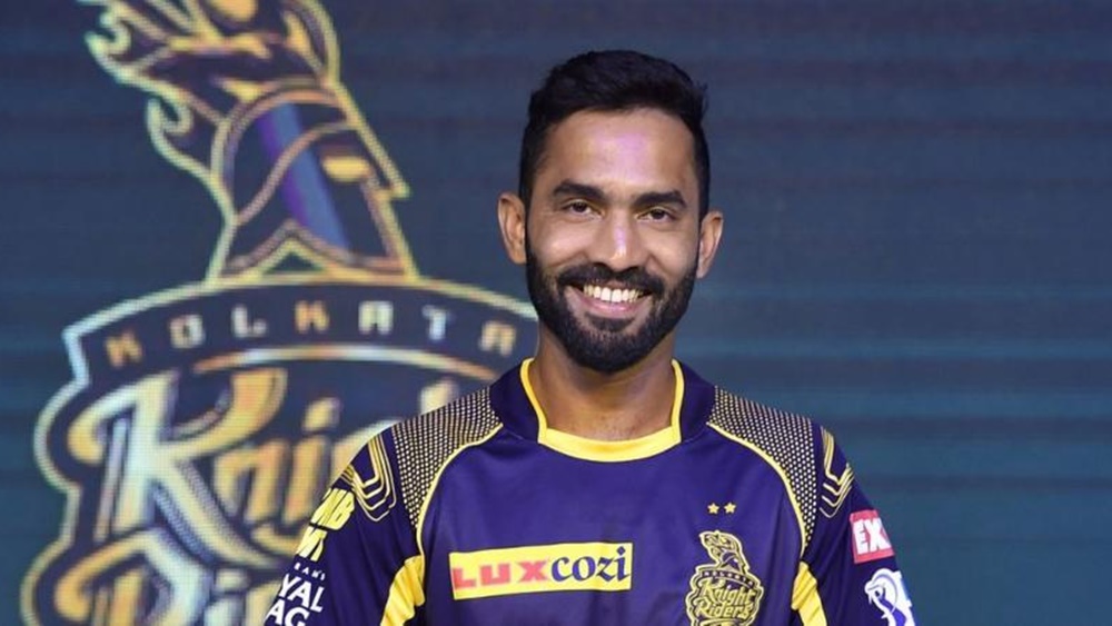 দীনেশ কার্তিক: প্রথম কয়েক ম্যাচে রান পাননি নাইট অধিনায়ক। চাপ বা়ড়ছিল তাঁর অধিনায়কত্ব নিয়েও। কিন্তু শেষ ম্যাচে দুর্দান্ত ব্যাটিং করে সমালোচকদের মুখ বন্ধ করেছেন ডিকে।