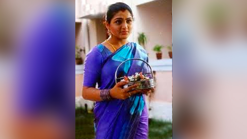 নায়িকা হিসেবে খুশবুর আত্মপ্রকাশ ১৯৮৫ সালে। জ্যাকি শ্রফের বিপরীতে ‘জানু’ ছবিতে। এর পর ‘তন-বদন’, ‘দিওয়ানা মুঝ সা নহিঁ’, ‘নসিব’, বেমিসাল’-সহ বেশ কিছু ছবিতে অভিনয় করেছেন তিনি।