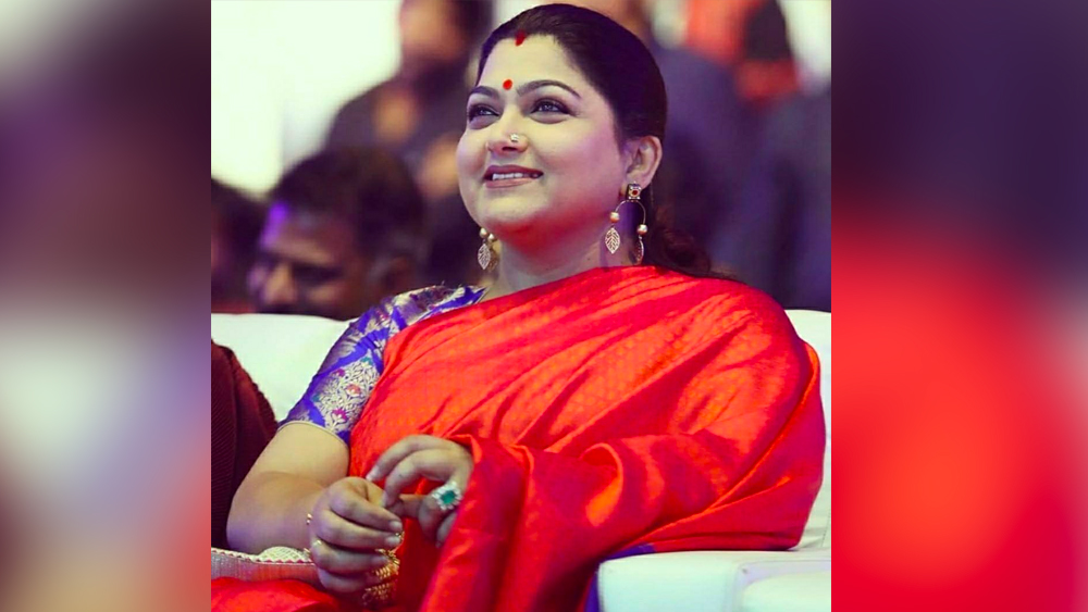 তিনি প্রথম ভারতীয় সেলেব্রিটি এবং একমাত্র ভারতীয় নারী, যাঁকে এই বিরল সম্মান দিয়েছে অস্ট্রেলিয়ান ফুটবল লিগ। তামিলনাড়ুতে তাঁর জনপ্রিয়তা আকাশছোঁয়া। খাবারের নাম থেকে শাড়ি, সর্বত্র তাঁর উপস্থিতি। ‘খুশবু ইডলি’, ‘খুশবু শাড়ি’, ‘খুশবু কফি’, ‘খুশবু শরবত’-এর চাহিদা তাঁর ভক্তদের কাছে বিশাল।