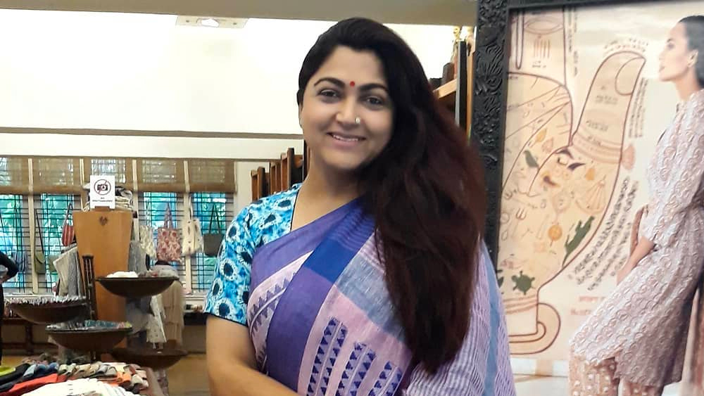 জনপ্রিয়তার পাশাপাশি বিতর্কও সঙ্গী হয়েছে খুশবুর। তিনি বরাবর জল্লিকট্টুর পক্ষে সমর্থন জানিয়েছেন। এই প্রসঙ্গে পশুপ্রেমীদের রোষের মুখে পড়েছেন তিনি।