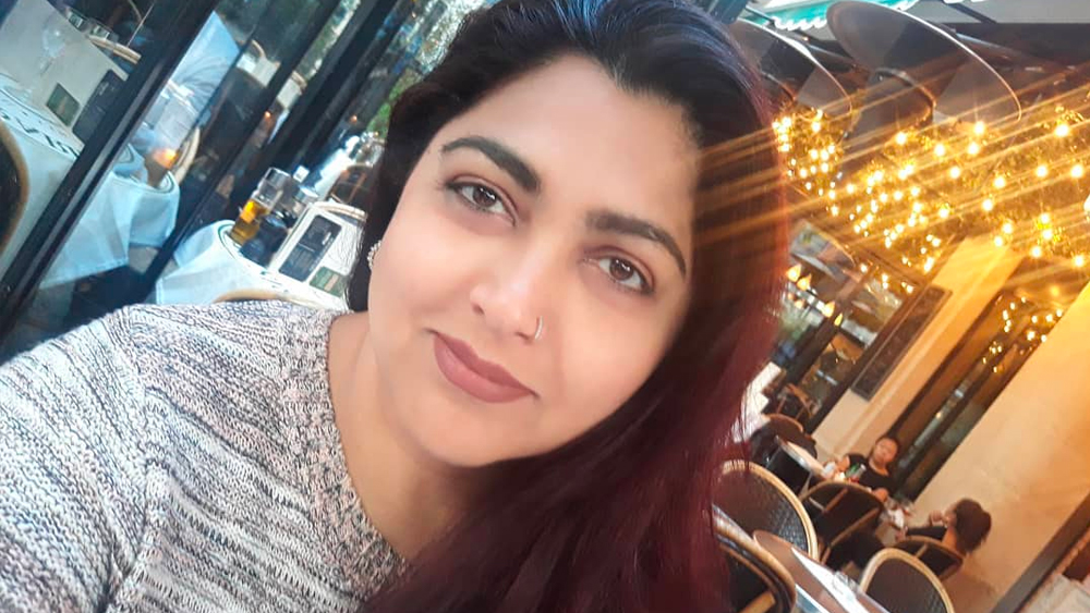 ঐতিহ্যের সমর্থক খুশবু আবার অন্য রূপে ধরা দিয়েছিলেন বিবাহপূর্ব যৌনতা প্রসঙ্গে। তাঁর মতে, বিয়ের আগে যৌন সম্পর্কে গেলে মেয়েদের অবাঞ্ছিত গর্ভসঞ্চার এবং যৌনরোগ নিয়ে সতর্ক থাকা দরকার। তাঁর এই বক্তব্য ঘিরে তীব্র বিতর্ক দেখা দেয়।