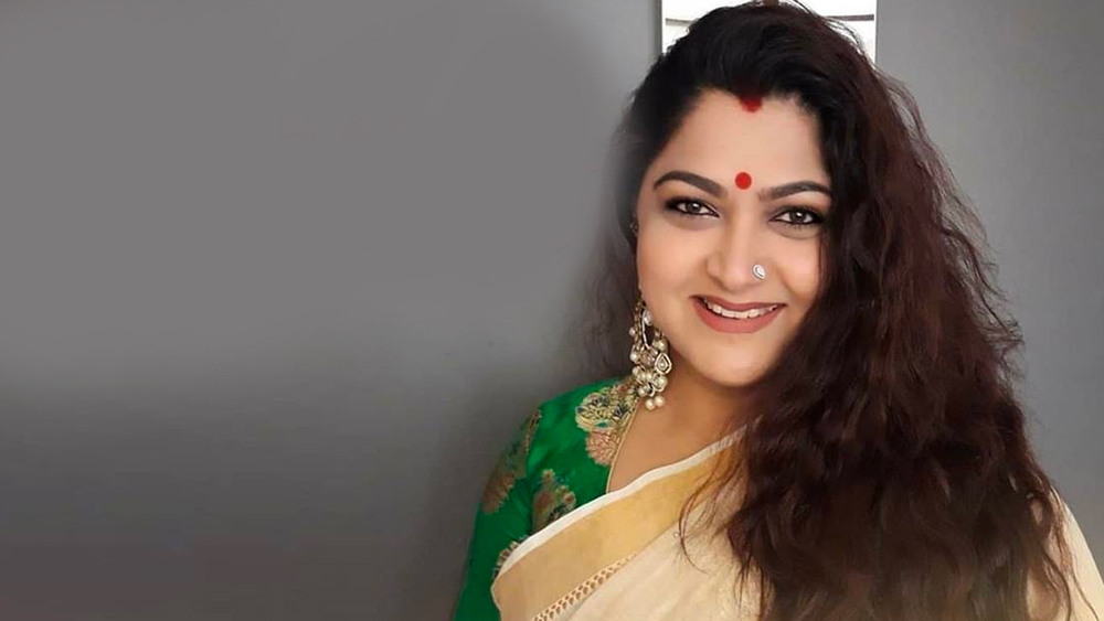 অশালীন ছবি বিতর্কেও জড়িয়েছেন খুশবু। ২০০৬ সালে ‘ম্যাক্সিম’ পত্রিকার ভারতীয় সংস্করণের প্রচ্ছদে তাঁর বিকৃত ছবি প্রকাশিত হয় বলে অভিযোগ করেন খুশবু। নায়িকার অভিযোগ, বিকিনি পরা ছবির উপর তাঁর মুখ বসানো হয়েছিল। এই চাপানউতোর পৌঁছেছিল আদালত অবধি।